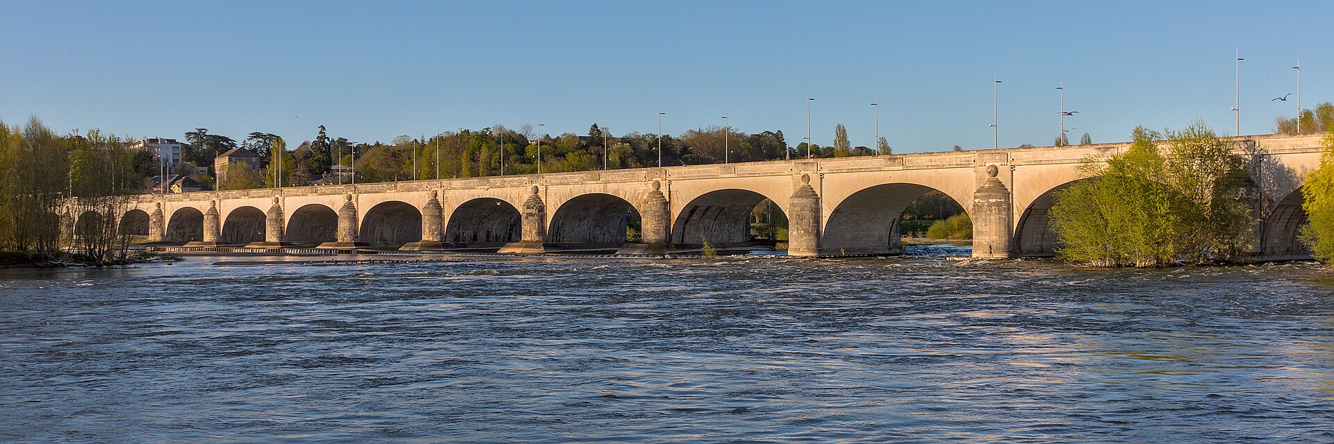 Le Pont Wilson sur la Loire à Tours en lumière dorée